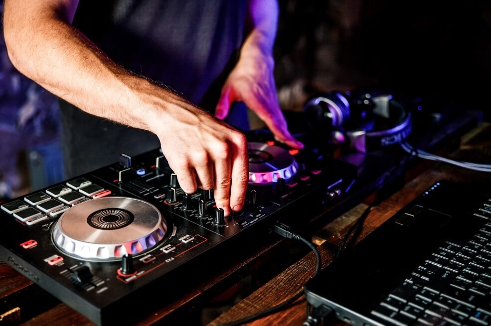 Dj,Plays,Live,Set,And,Mixing,Music,On,Turntable,Console